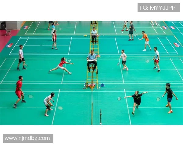 南京与重庆羽毛球队赛后复盘分析双方战术意识与表现对比